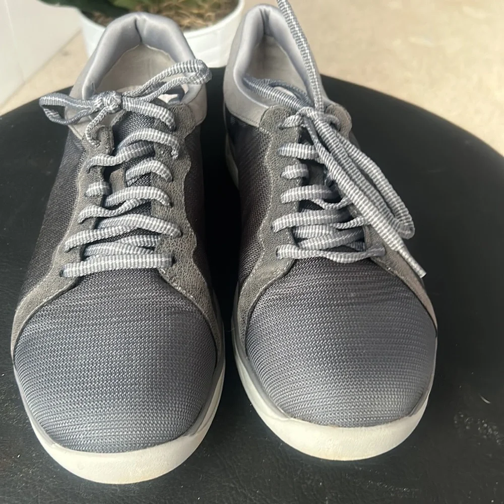 Clarks Cloudsteppers Womans sneakers size 9.5 Gray